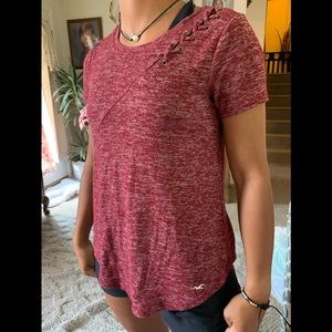 red-ish hollister t-shirt